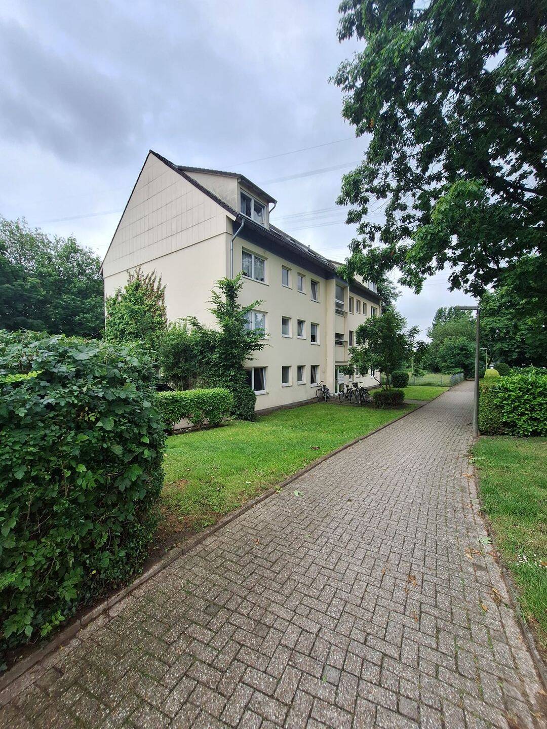 4 Zimmer Dachgeschoss Wohnung in ruhiger Lage, 49078 Osnabrück (Hellern Weststadt)
