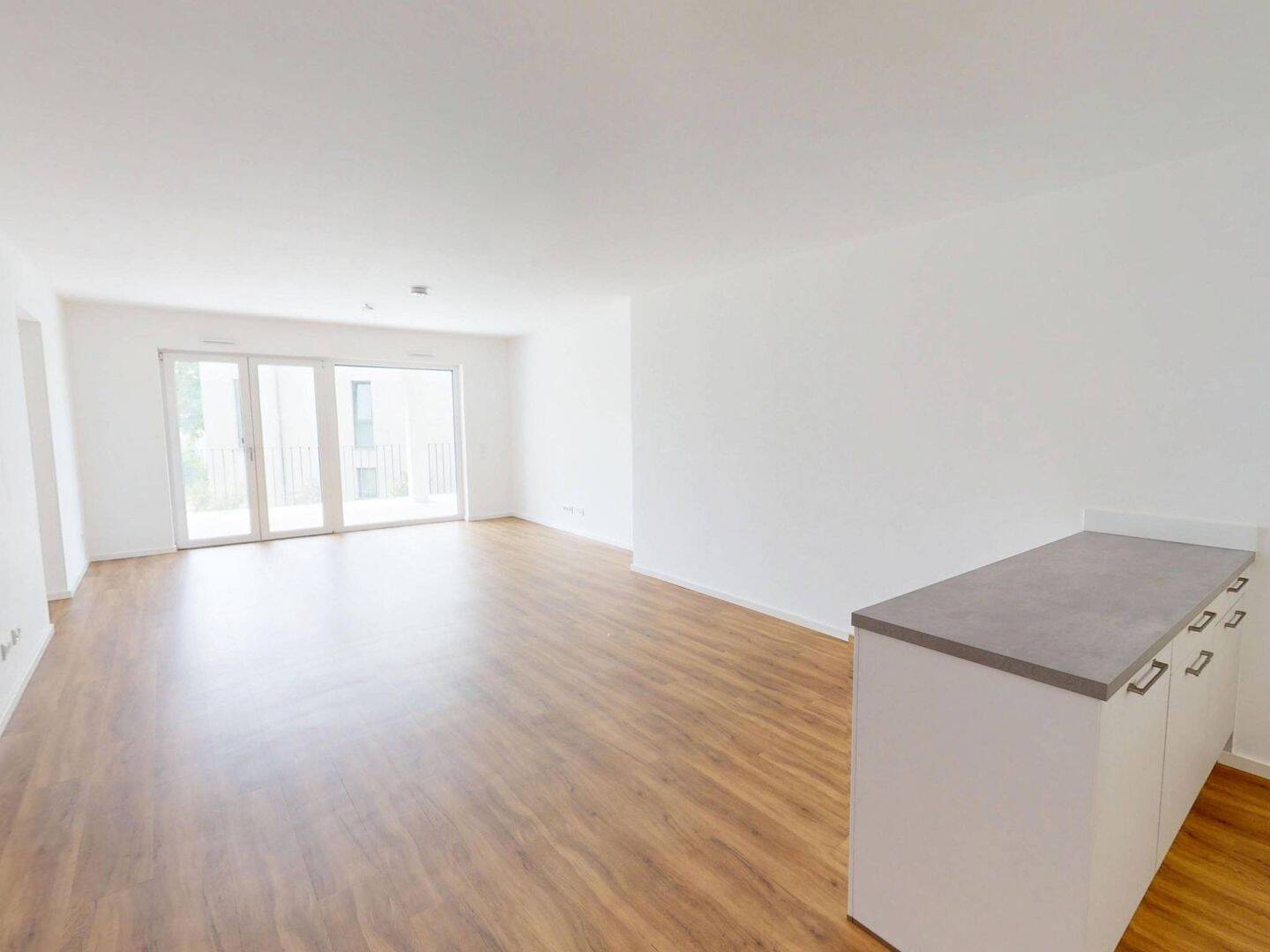 Modernität und Design: Lichtdurchflutete 3-Zimmer-Wohnung mit großem BALKON, EBK und 2 Bädern, 61381 Friedrichsdorf