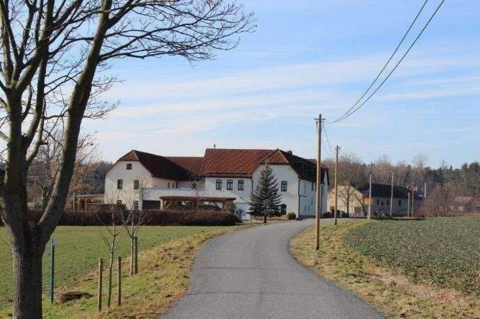 Anleger und Eigennutzer aufgepasst! TOP sanierter 3- Seiten Hof, mit 5 Wohneinheiten in ländlicher Alleinlage und großem Grundstück nähe Triptis., 7819 Geroda