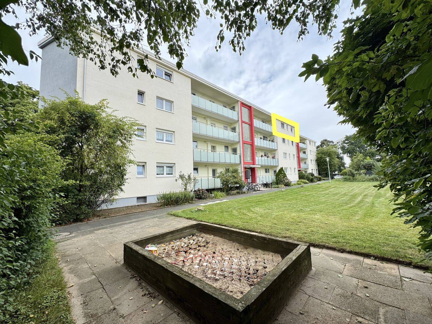 Modernisierte 3-Zimmer-Wohnung mit EBK und Loggia in Neuss, 41462 Neuss