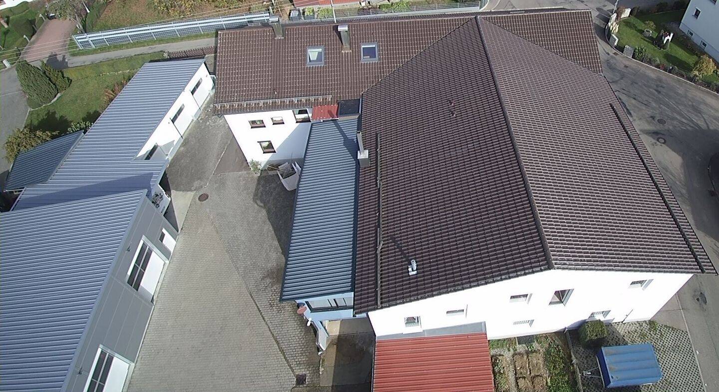 Großzügiges Anwesen bebaut mit einem 5 Parteien-Haus, Garagen und Lagerhallen unweit der A7 in Ebnat, 73432 Aalen