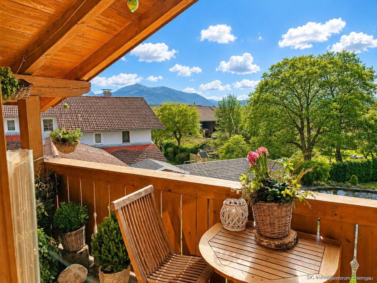 Traumhafte 4-Zimmer-Wohnung im Zweifamilienhaus nahe Chiemsee – mit Bergblick und Sichtdachstuhl, 83355 Grabenstätt