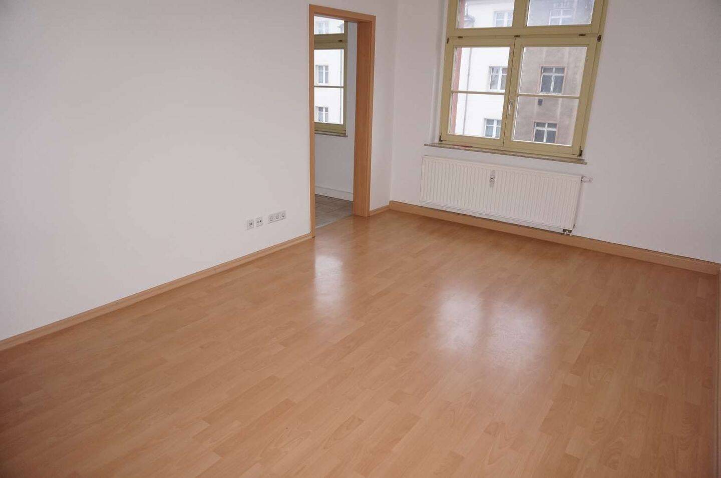 Laminatt / 2. OG / Bad mit Dusche / frei ab sofort – Chemnitz – Bild 1 von 11