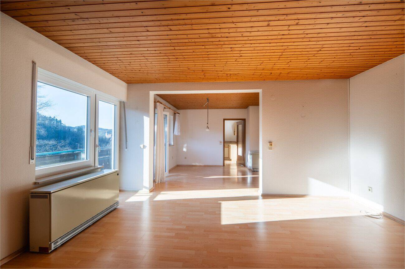 **Dachgeschosswohnung mit Loggia – Blick auf Schloss Eberstein, Tiefgaragenstellplatz **, 76593 Gernsbach