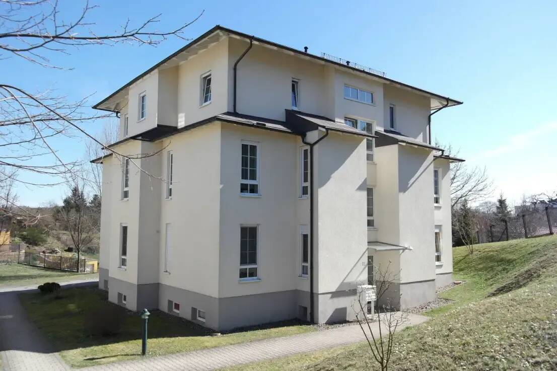 SCHÖNE 1-ZIMMER-DACHGESCHOSS-WOHNUNG MIT BALKON UND TOLLEM BLICK, 1445 Radebeul