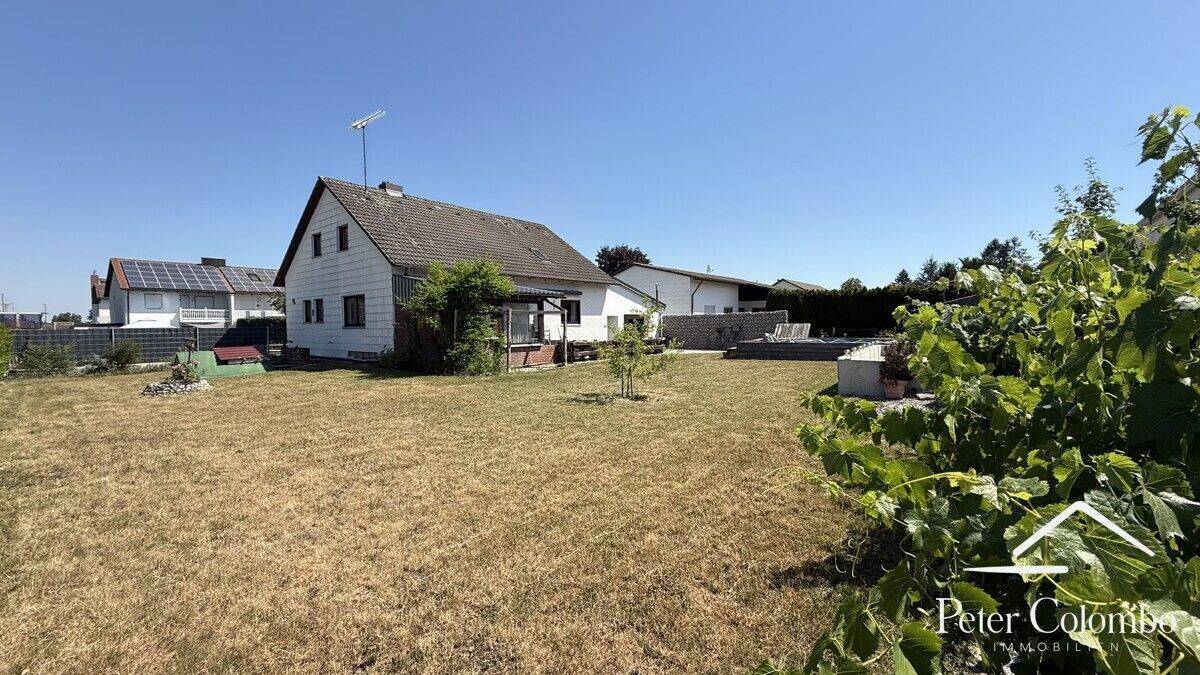 Großzügiges 1-2 Familienhaus mit Potenzial, großer Garage und großzügigen Garten in Langerringen, 86853 Langerringen
