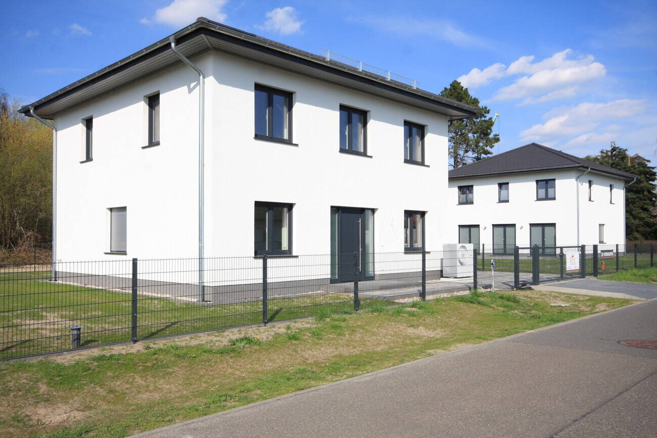 Erstbezug in Toplage: Exklusives Einfamilienhaus mit bester Ausstattung in Berlin sowie Bahnhofsnähe, 14612 Falkensee