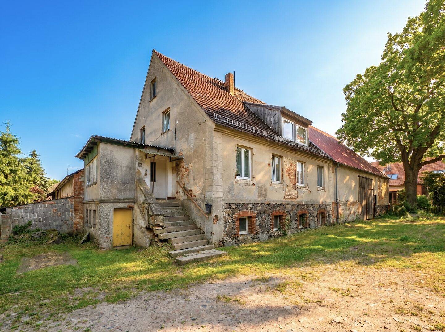 Resthof mit Geschichte – Wohnhaus, Scheunen und Stallgebäude auf großzügigem Grundstück, 16269 Wriezen