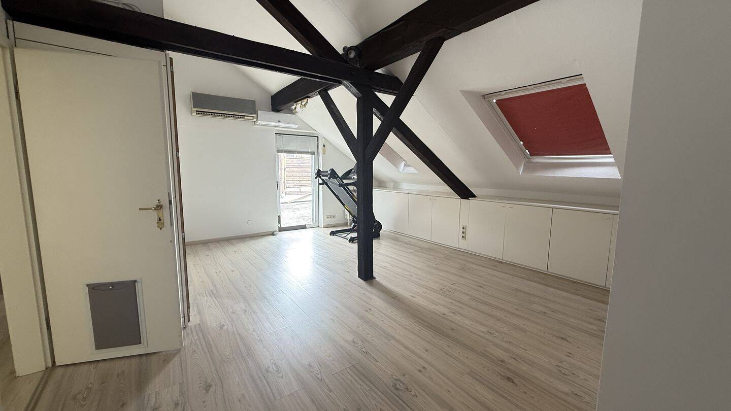 Geräumige Dachgeschosswohnung mit stilvoller Dachterrasse in Solingen-Gräfrath., 42653 Solingen (Gräfrath Solingen-Mitte Wald)