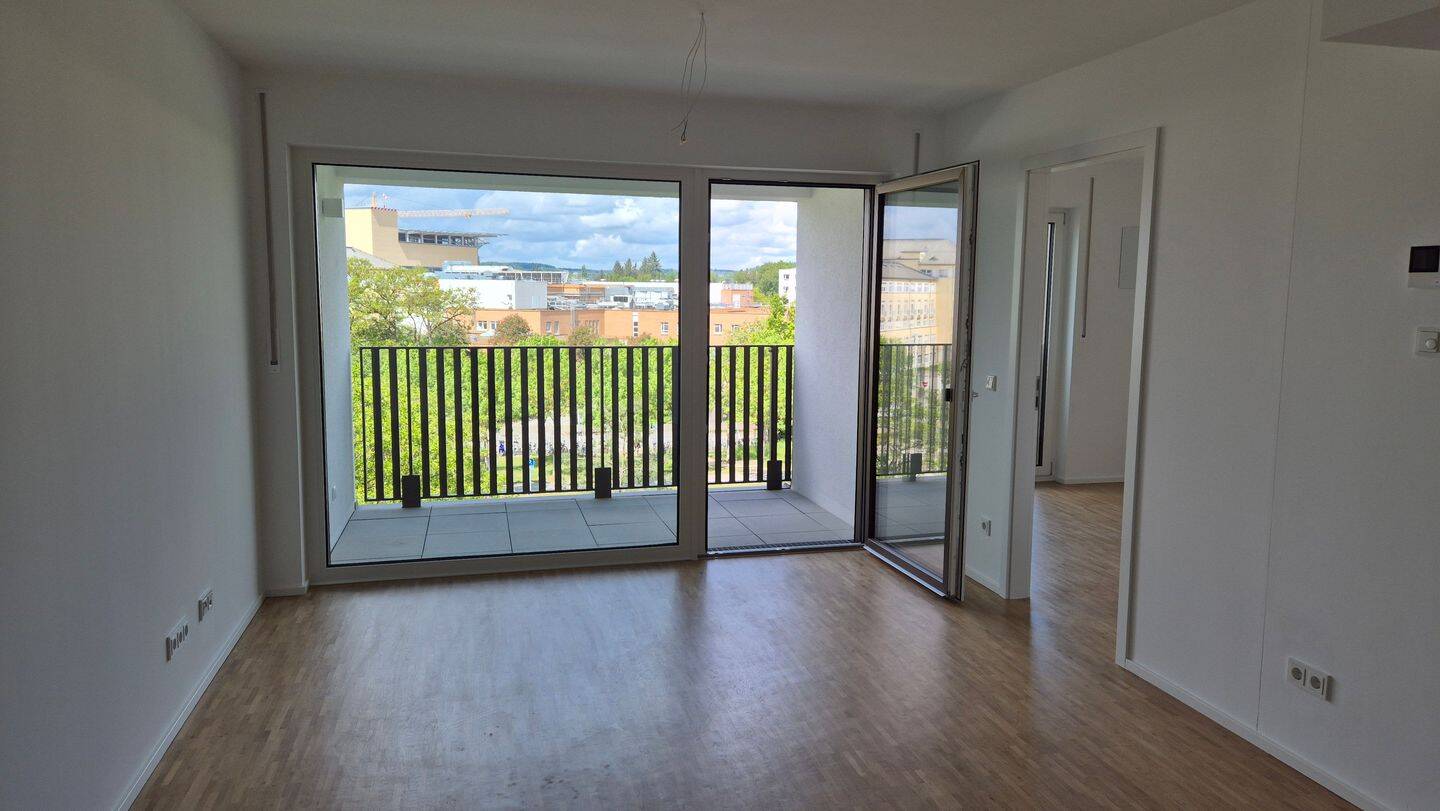 Hochwertige 2-Zimmer-Wohnung mit Loggia und Einbaukuche, 93049 Regensburg (Großprüfening-Dechbetten-Königswiesen Innenstadt Westenviertel)