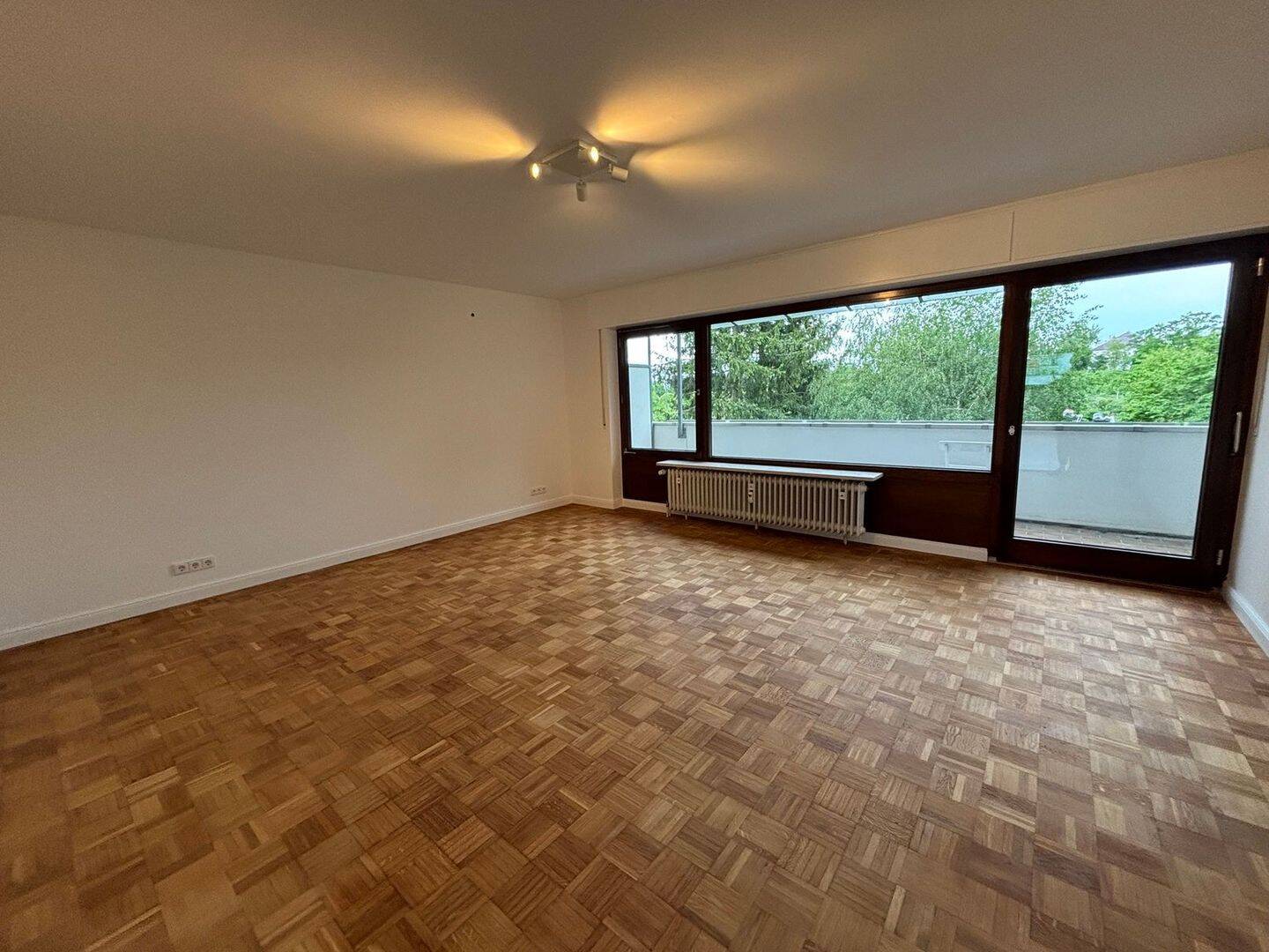 Kernsanierte 3-Zimmerwohnung mit großem Balkon, Blick ins Grüne und Stellplatz, 76135 Karlsruhe (Beiertheim-Bulach Oberreut Südweststadt Weststadt)