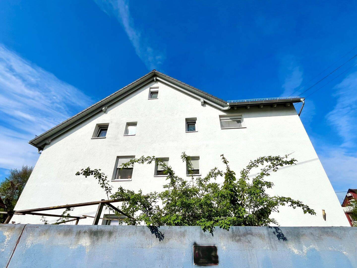 Ca. im Jahr 2015 aufwendig saniertes Mehrgenerationenhaus in Frankfurt-Sossenheim, 65936 Frankfurt am Main (Nied Sossenheim)