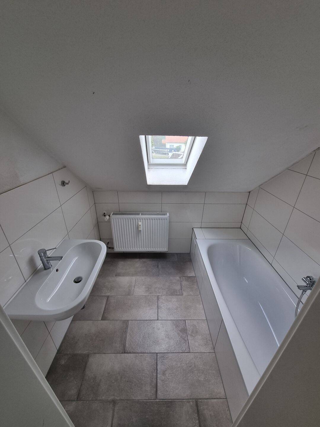Ruhige und renovierte Dachgeschoss Wohnung in Hersbruck – Altensittenbach, 91217 Hersbruck