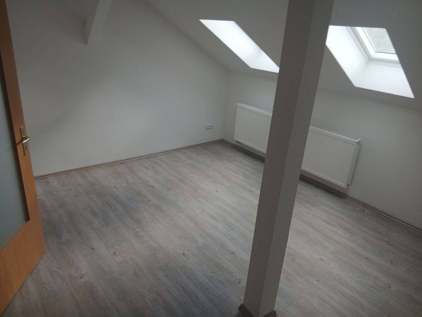 großzügige 5 Raum Dachgeschosswohnung für Familien mit Klimanalage, 9119 Chemnitz (Helbersdorf Kapellenberg Kappel Zentrum)
