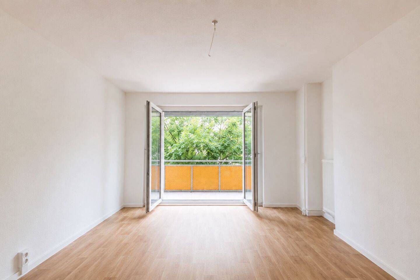 Nachmieter gesucht: Schicke 2-Raum-Wohnung mit Flügeltüren, 9119 Chemnitz (Helbersdorf Kapellenberg Kappel Zentrum)