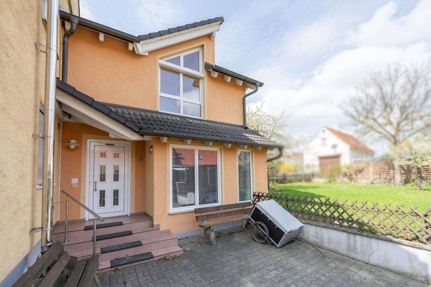 Attraktives Dreiparteienhaus mit großzügigem Grundstück in Oberhaid, 96173 Oberhaid