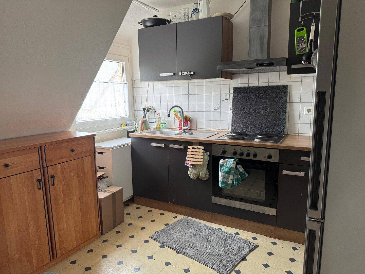 ZEITMIETVERTRAG! 2-Zimmer-Dachgeschosswohnung m. EBK u. großen Garten in KN Uninähe, 78464 Konstanz