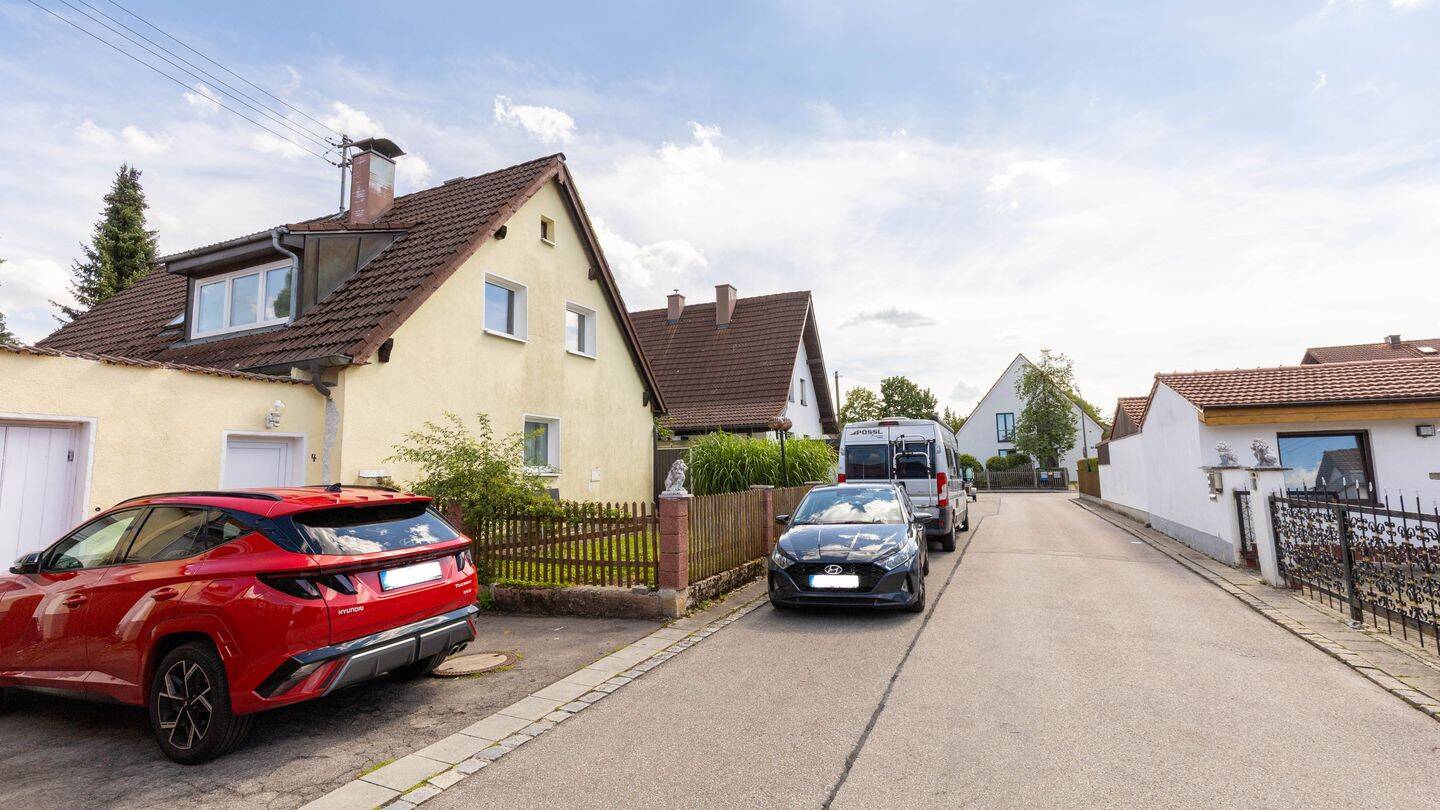 Freistehendes Einfamilienhaus auf großzügigem Grundstück in familienfreundlicher Siedlungslage, 82041 Oberhaching
