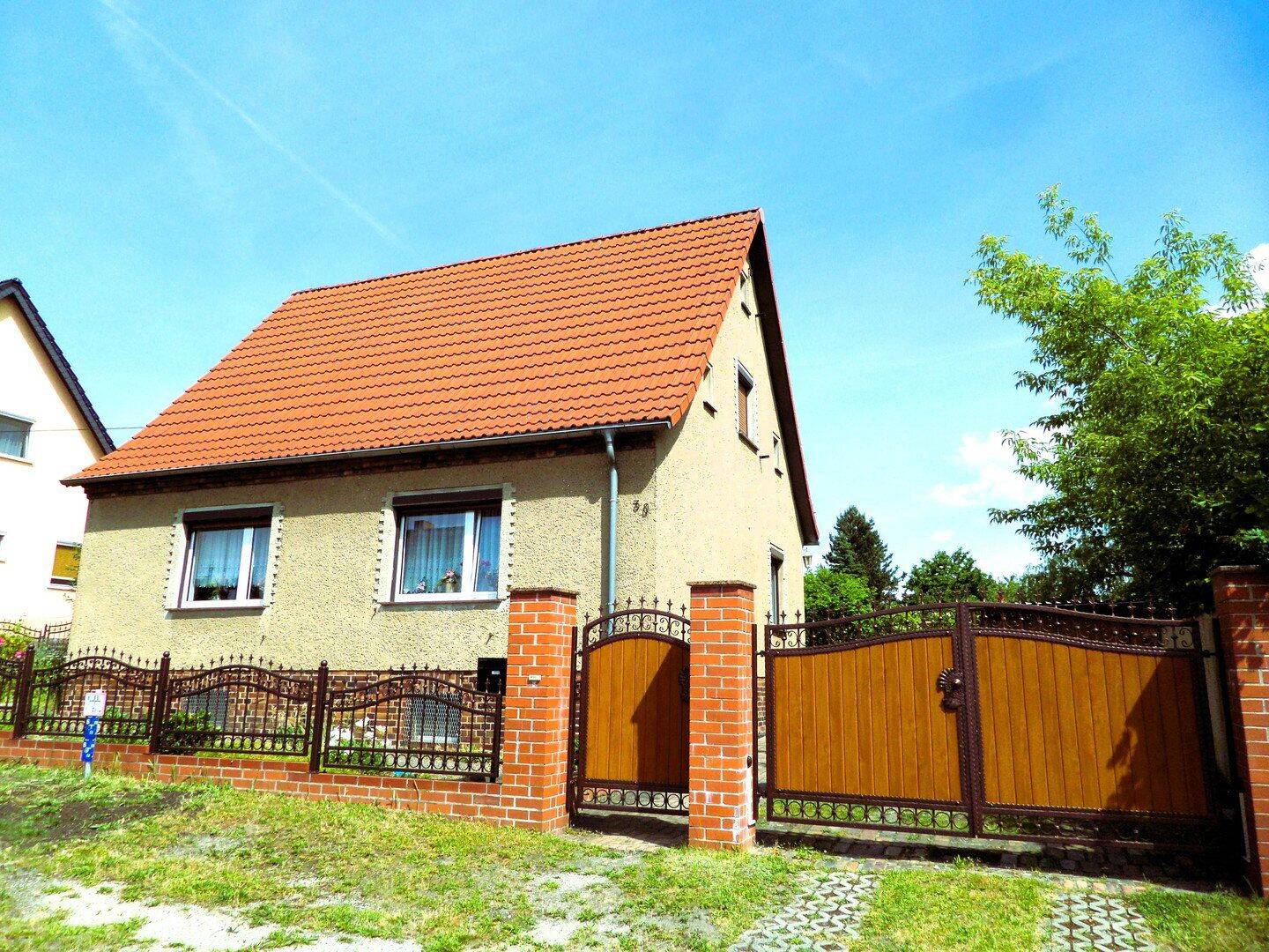 Seltenes Fundstück in Lauchhammer-Mitte | 1.120 m² Grundstück | Hofcharakter | Garage & Nebengebäude, 1979 Lauchhammer