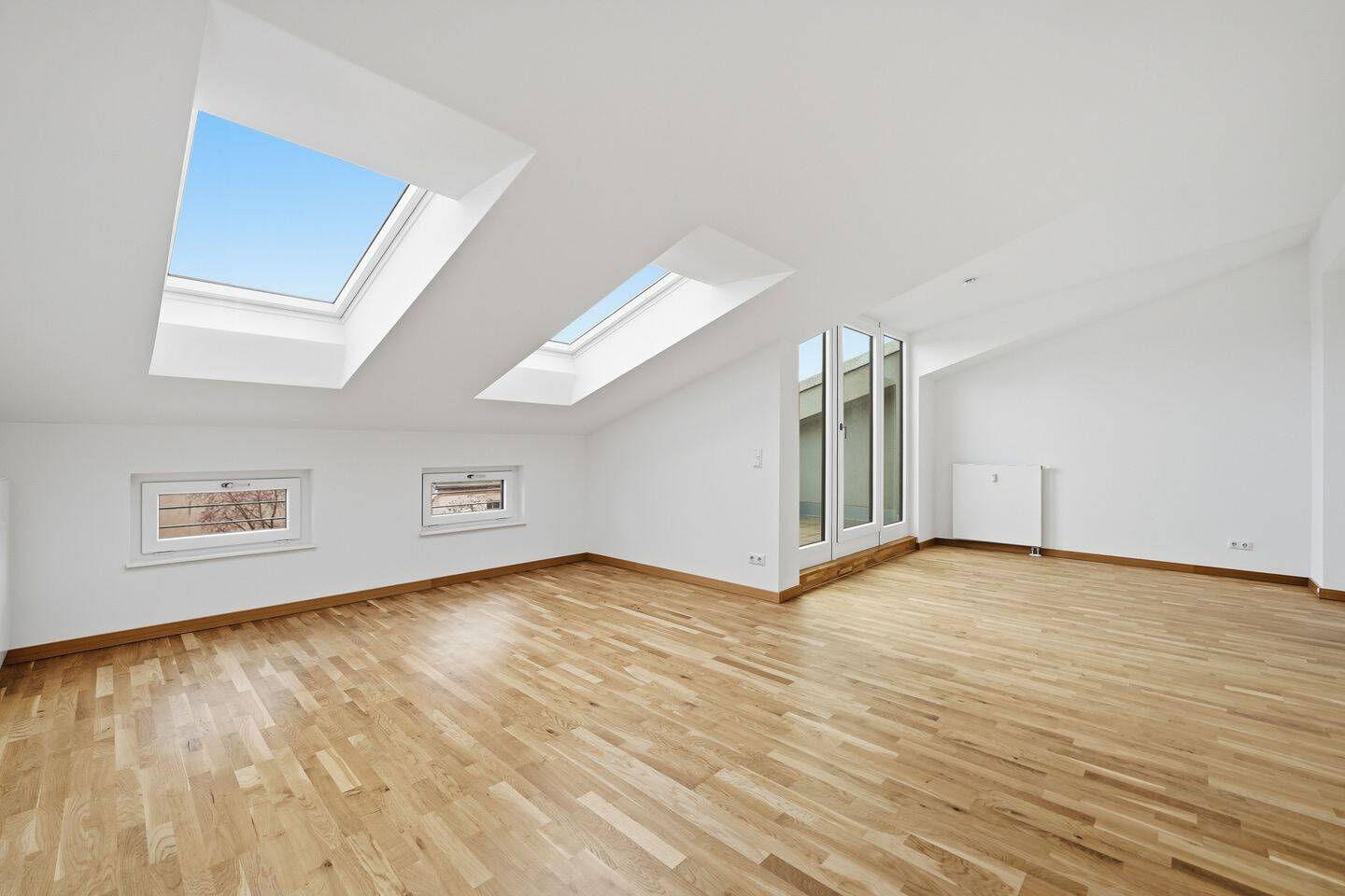 Stilvolle Dachgeschosswohnung in Spandau – 2 Zimmer, EBK und Balkon nahe Havel Altstadt Spandau, 13585 Berlin (Spandau Falkenhagener Feld Hakenfelde)