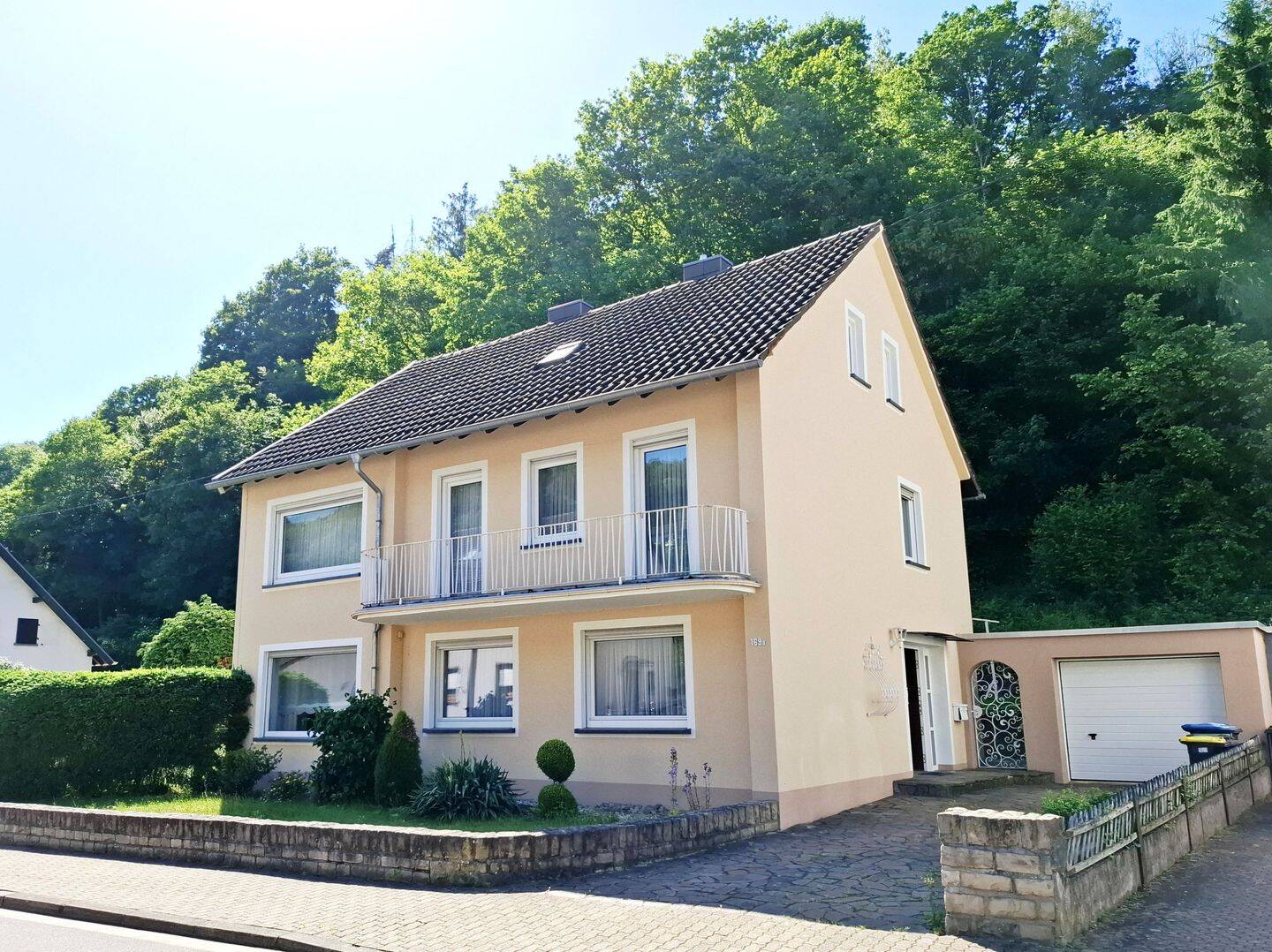 Gepflegtes freistehendes Einfamilienhaus mit 2 Balkonen und Garage in guter Lage von Merzig, 66663 Merzig
