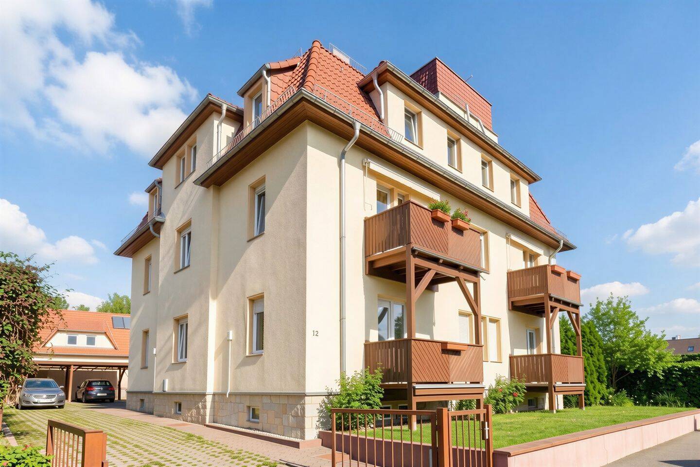 +++ Modernisierte 2-Zimmer-Wohnung mit Balkonblick über den Plauenschen Grund und Stellplatz +++, 1187 Dresden