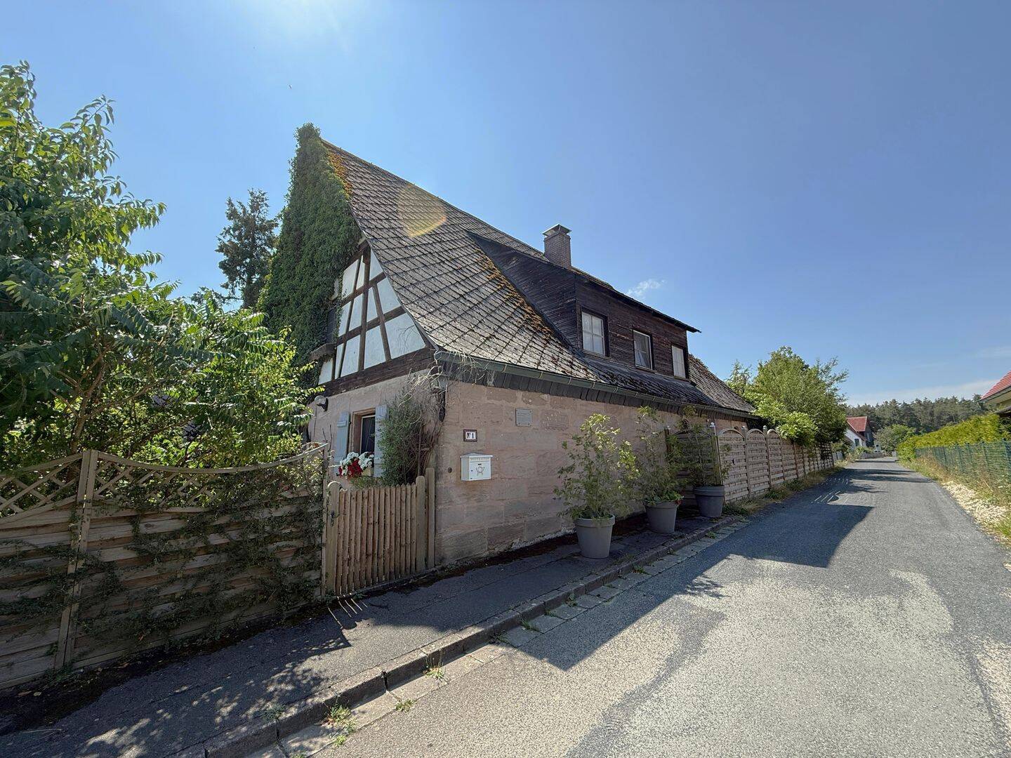 Geschichte mit Wohnkomfort – Charmantes 260 m² Einfamilienhaus mit Traumgarten mit 1.357m² in ruhiger Lage, 90596 Schwanstetten
