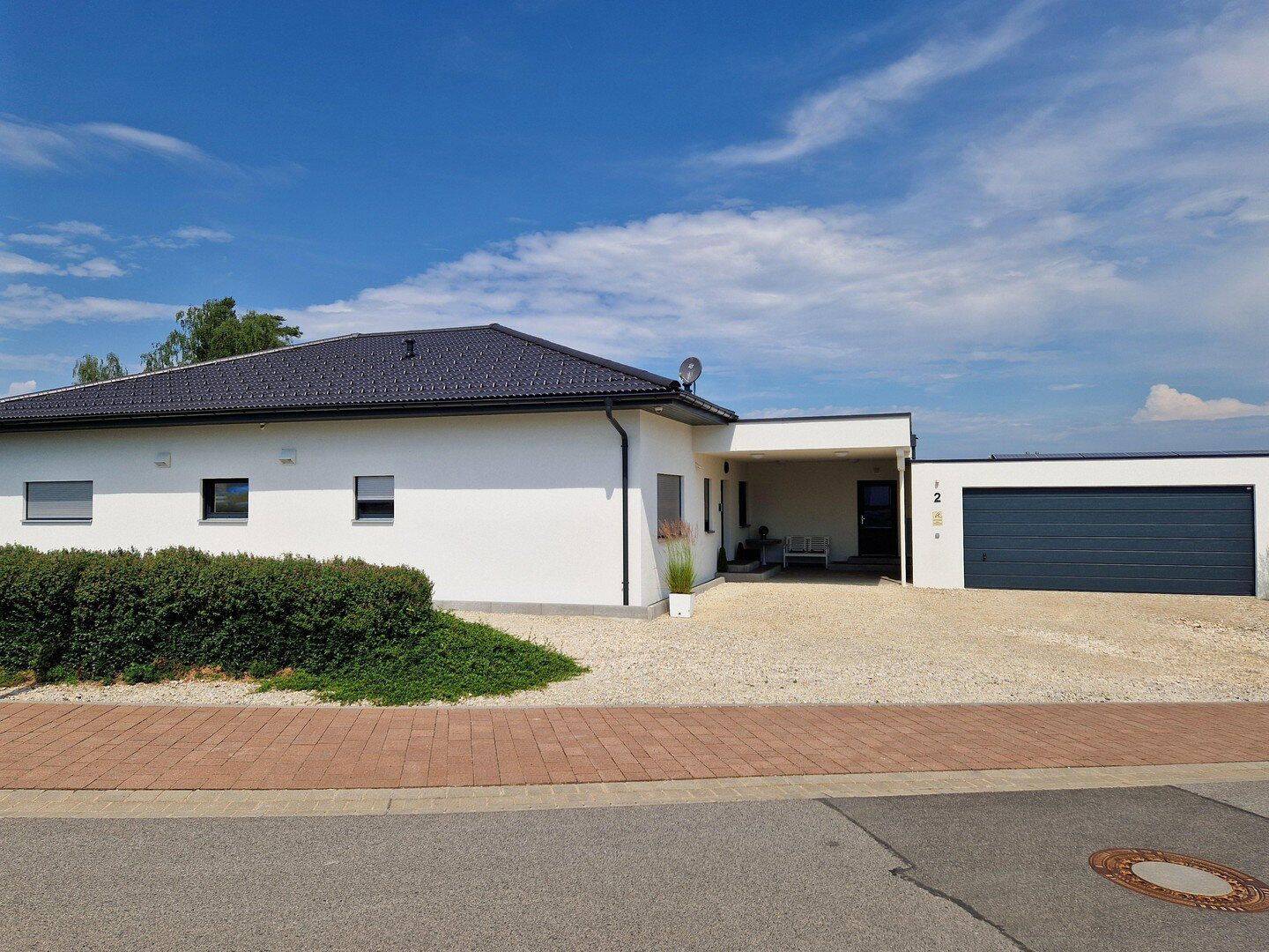 Neuwertiger A+, Bungalow, Elg-Whg, Fernblick, Doppelgarage, Carport, große-PV-Anlage, 96161 Gerach