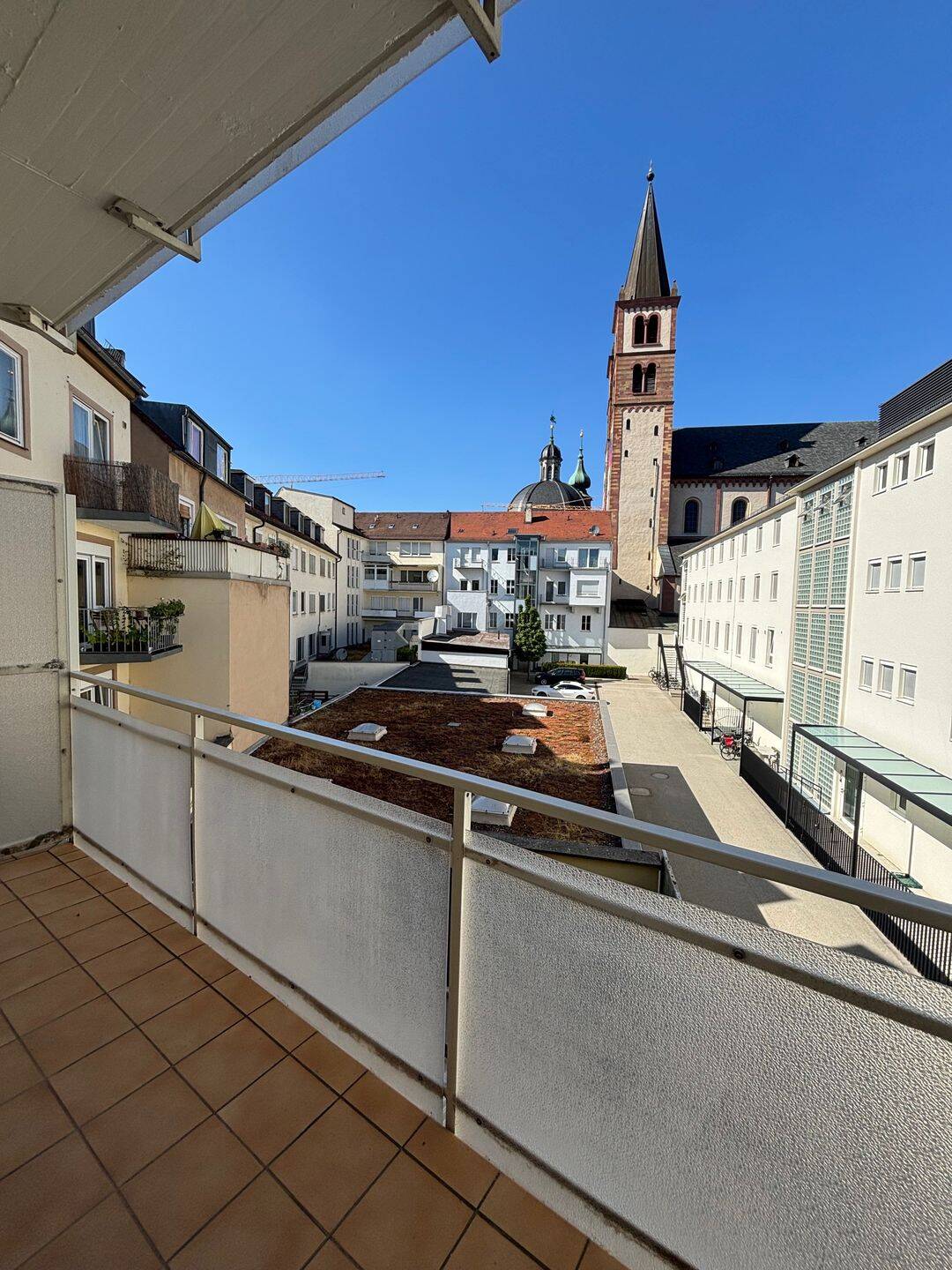 Charmante 3-Zimmer-Altbauwohnung mit Balkon und Domblick im Herzen der Würzburger Altstadt, 97070 Würzburg (Altstadt)