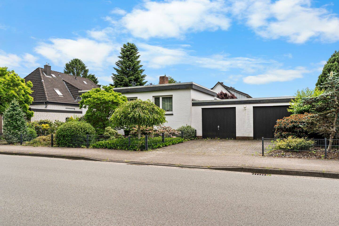 Bungalow mit großzügigem Garten und zwei Garagen in ruhiger Lage von Ganderkesee-Heide, 27777 Ganderkesee