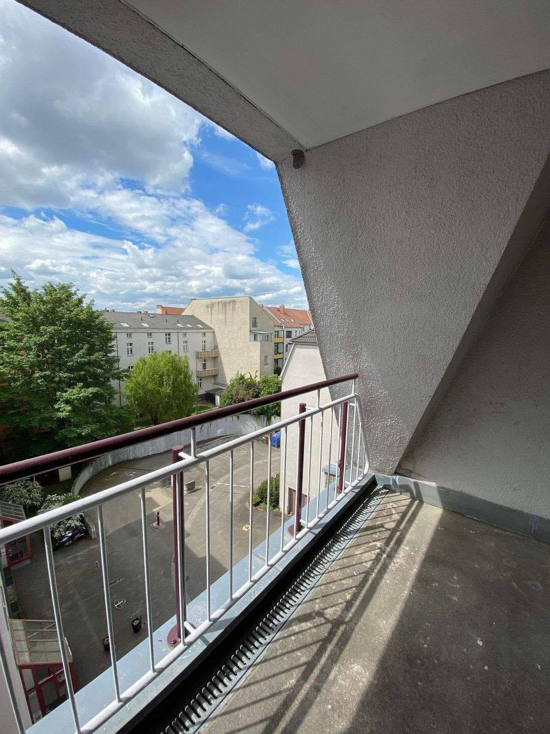 Gemütliche 3 Zimmer DG Wohnung mit Balkon *Wannenbad mit Toilette *moderner Vinyl *Aufzug *Keller, 15234 Frankfurt (Oder)