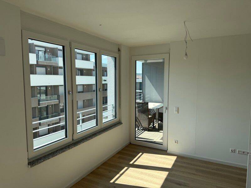Stilvoll Wohnen: Kompakte Etagenwohnung mit Balkon und moderner Einbauküche, 89231 Neu-Ulm