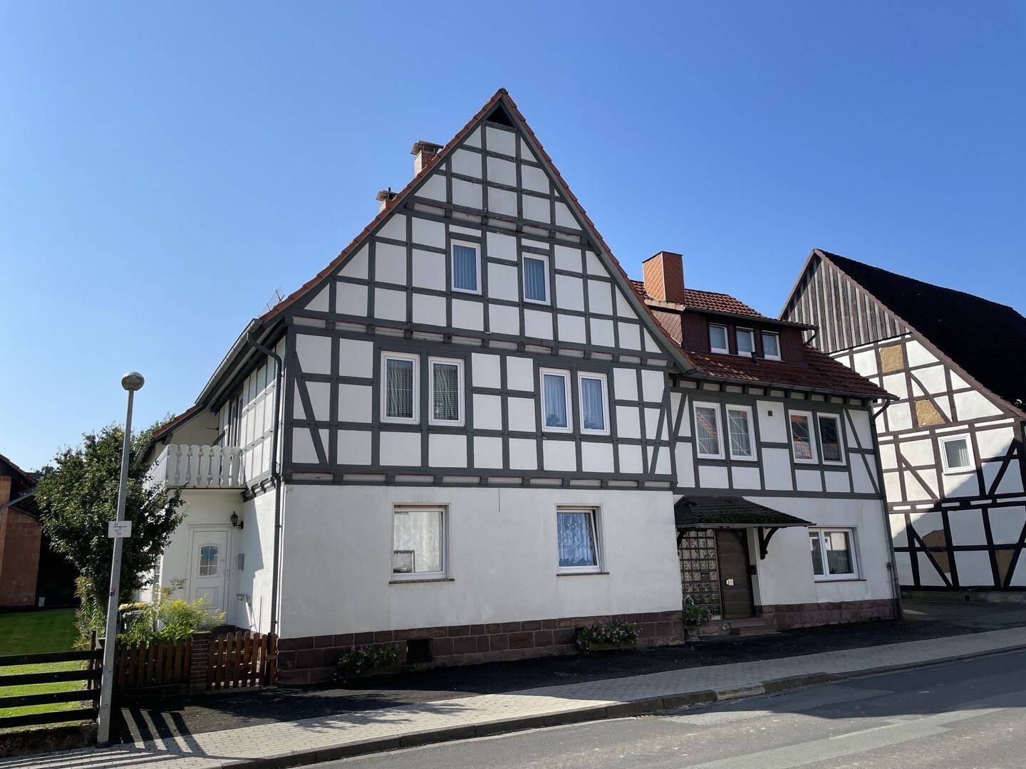 Großzügiges Zweifamilienhaus mit viel Wohnfläche in Trendelburg-Deisel, 34388 Trendelburg