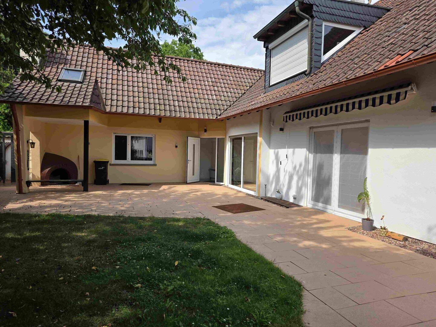 Große EG Wohnung mit Einbauküche, Außenbereich und Balkon – mit Blick auf die Burg, 97877 Wertheim