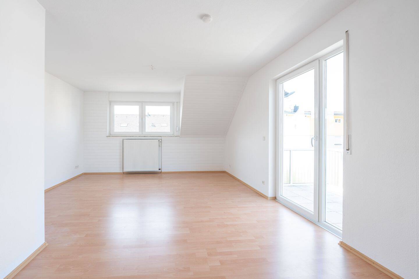 Modernisierte & helle 3-Zi.-DG Wohnung mit Balkon und Stellplatz, 53572 Unkel