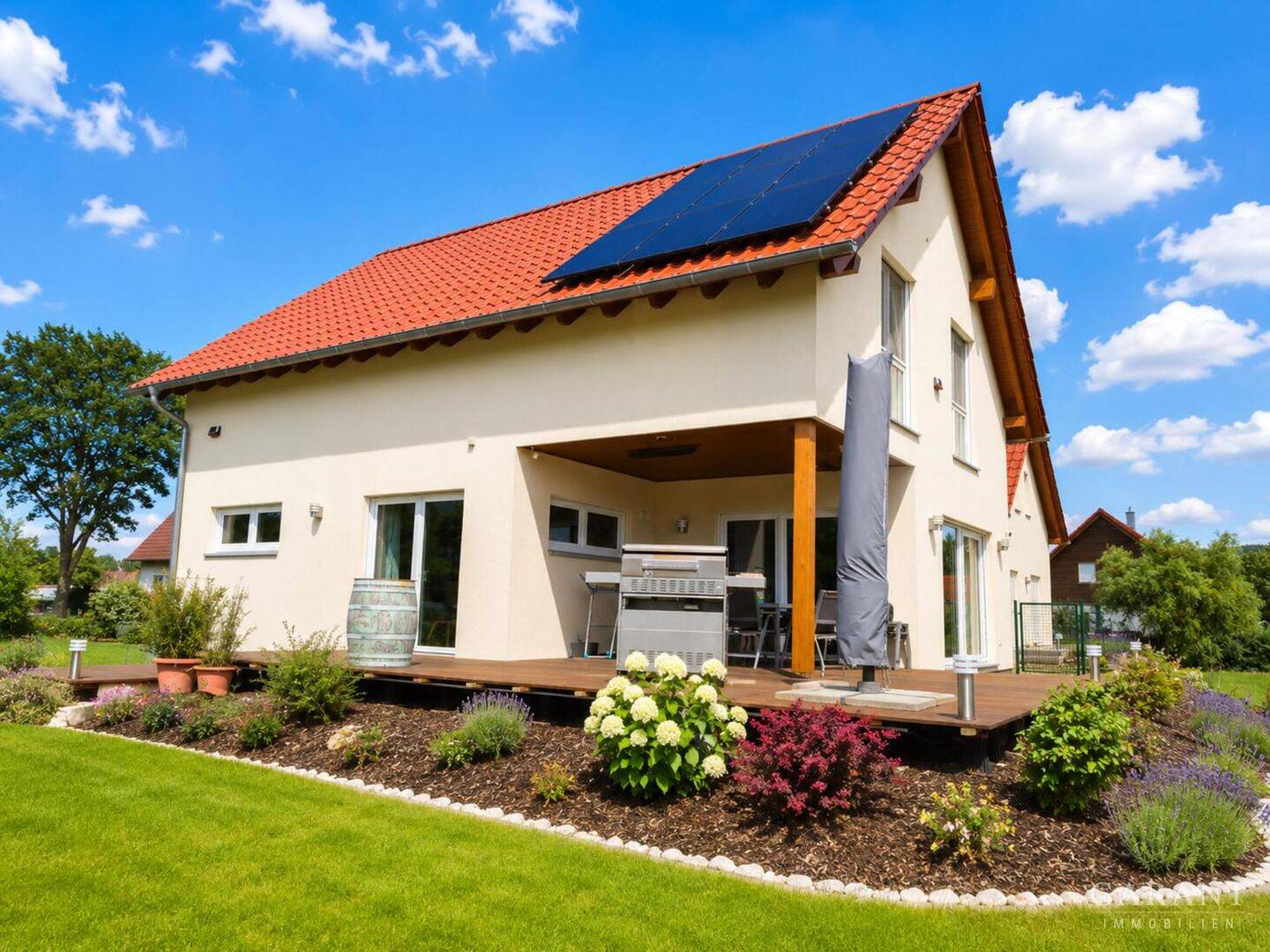 Wo Ruhe auf modernen Wohnkomfort trifft – KfW-40-Plus-Einfamilienhaus mit vielseitigem Bungalow, 95698 Bad Neualbenreuth