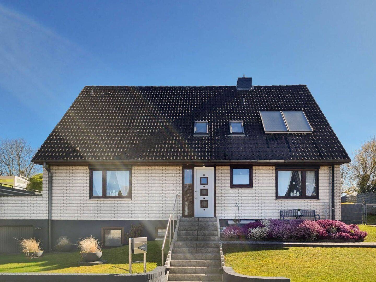 Wohnidylle in Zarpen: Modernisiertes Zweifamilienhaus mit viel Platz für Ihre Wohnträume, 23619 Zarpen