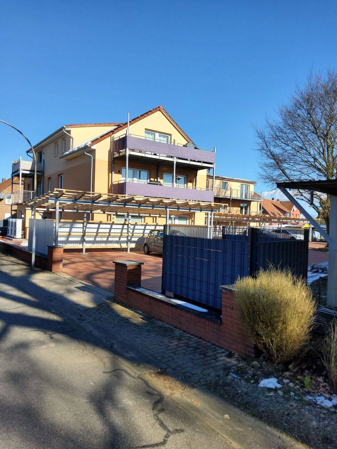 1,5 Zimmer ETW mit 58,69 qm im DG – Modernes und energieeffizientes Wohnen in Hillerse mit großem Westbalkon und Carport, 38543 Hillerse
