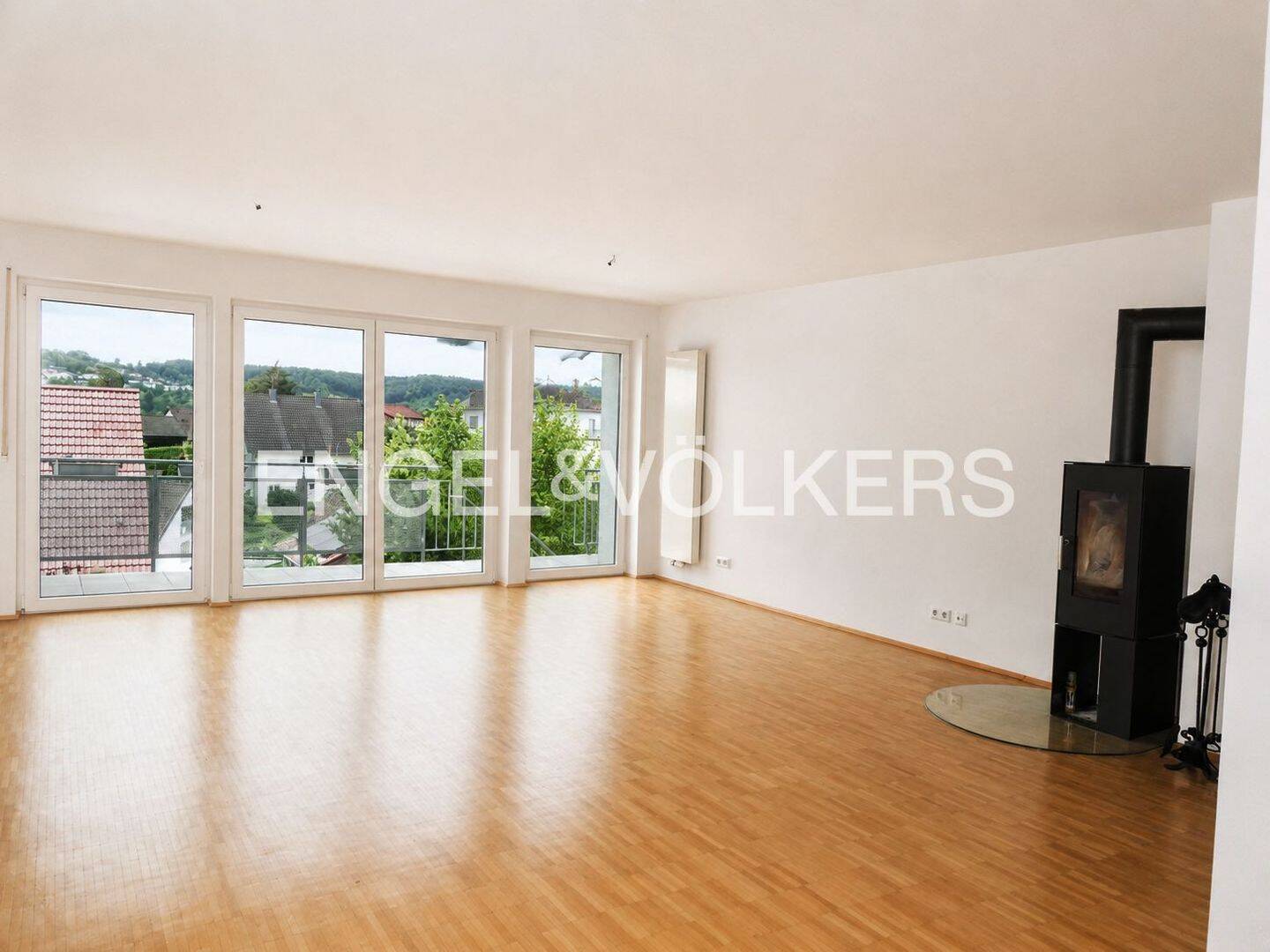 Schickes und gepflegtes RMH zur Miete .  Geniale Aussicht, Gärtchen, großzügige Zimmer, EBK, Carport und sofort verfügbar, 72070 Tübingen