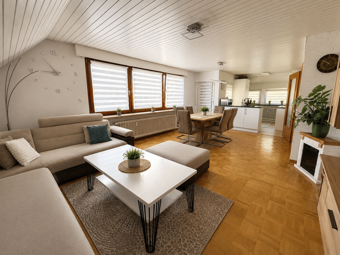 Renovierte 3,5-4-Zimmer-Dachgeschosswohnung m. off. Küche u. Balkon in bevorzugter Lage, 70599 Stuttgart