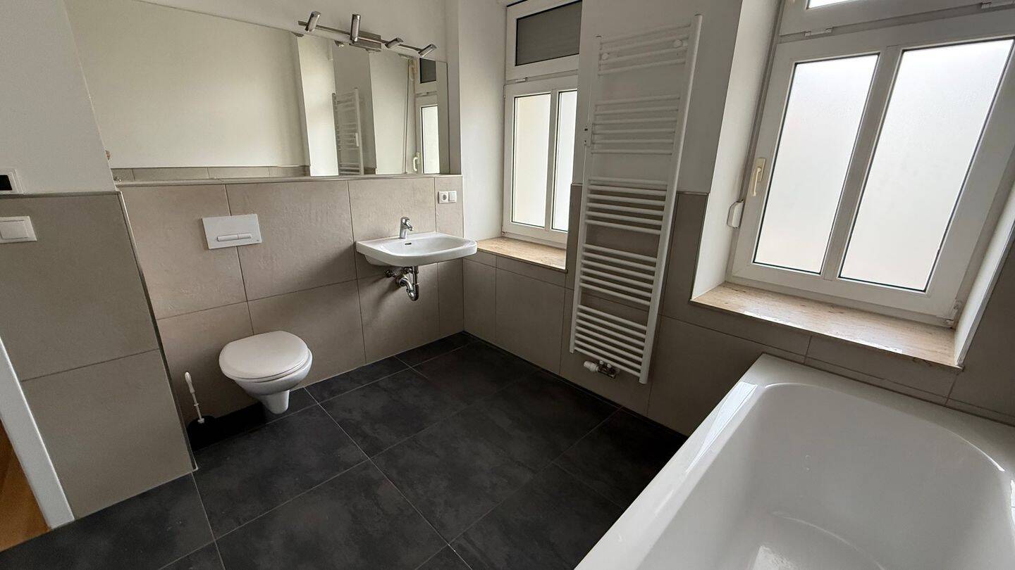Terrasse – Stellplatz mgl. – Wanne u. Dusche – Parkett – Frei ab 1.4.26, 9130 Chemnitz (Hilbersdorf Sonnenberg Yorckgebiet Zentrum)