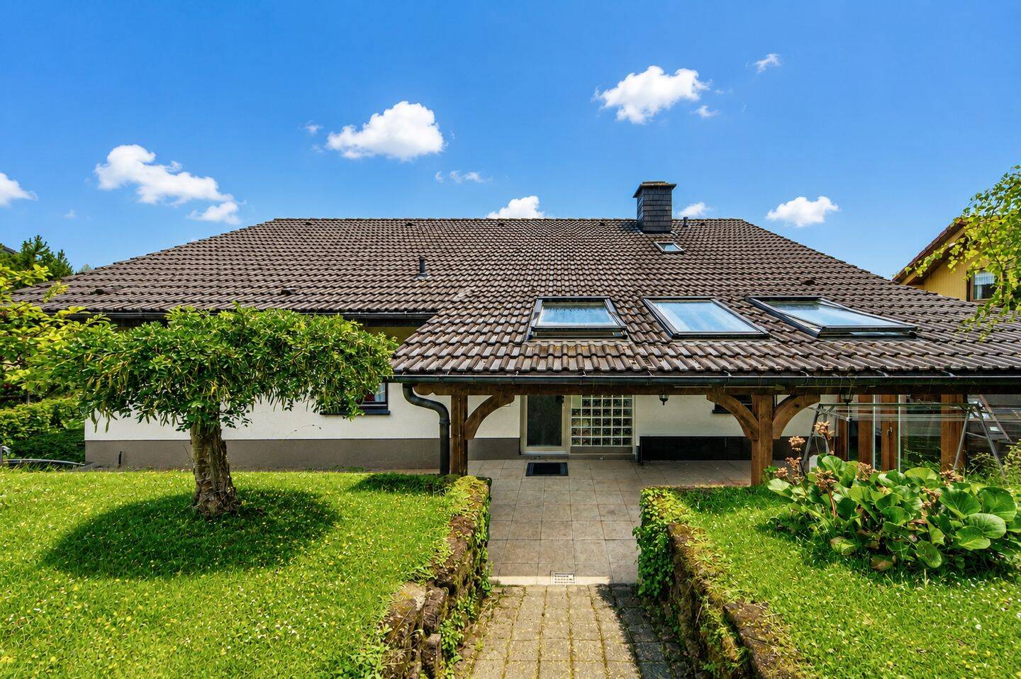 Großes und sehr gepflegtes Zweifamilienhaus in guter sonniger Lage in Gütenbach, 78148 Gütenbach