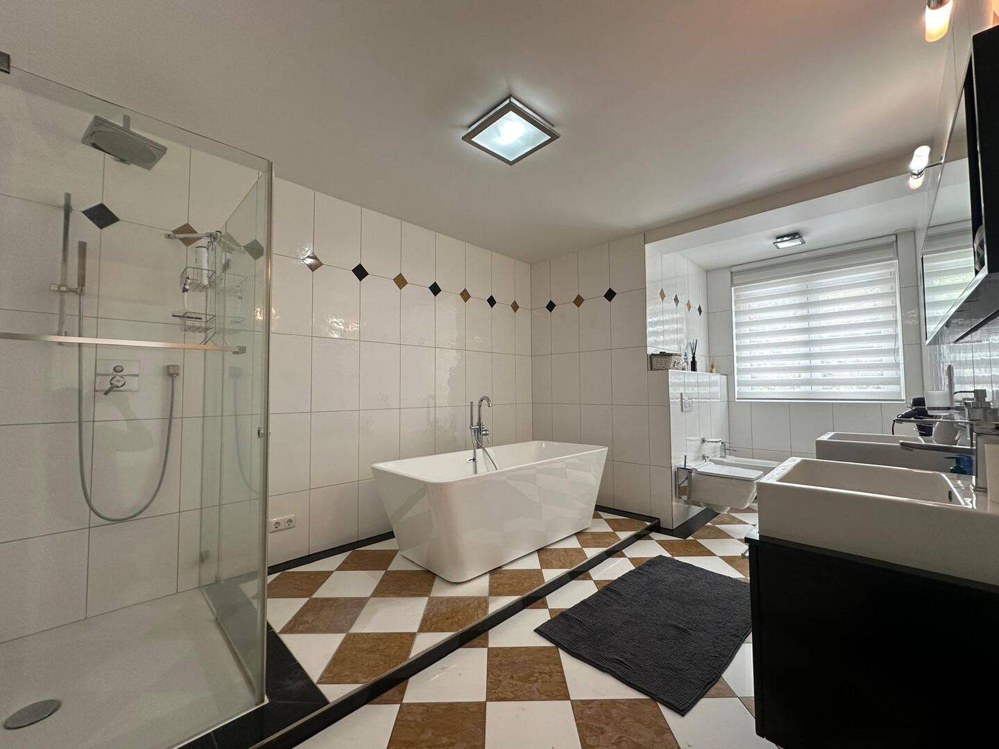 5-Zimmer-Wohnung mit Garten in Frankfurt Unterliederbach, 65929 Frankfurt am Main (Höchst Schwanheim Unterliederbach)