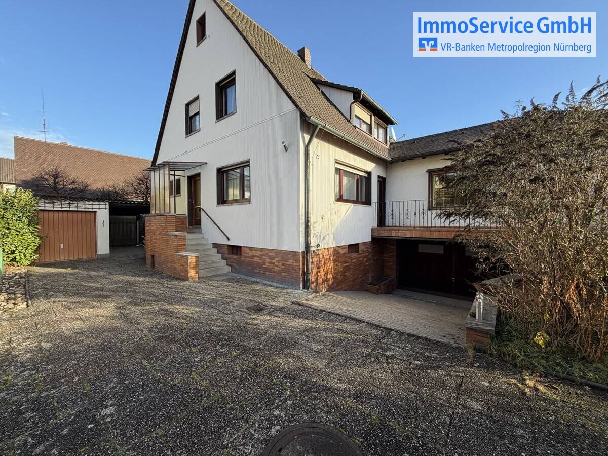 Gepflegtes Zweifamilienhaus mit großem Garten + Wintergarten und drei Garagen-Stellplätzen, 90765 Fürth