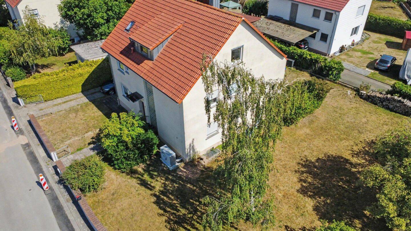 Neusitz – Attraktives Dreifamilienhaus mit großem Garten, Doppelgarage und moderner Wärmepumpe, 91616 Neusitz