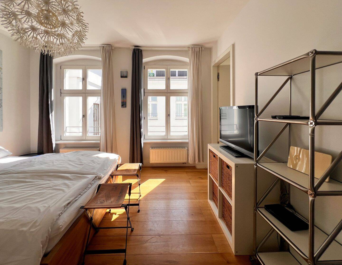 Altbaujuwel in Berlin-Mitte: Zwei Wohnungen mit Traum-Potenzial zum Zusammenlegen, 10117 Berlin (Mitte)