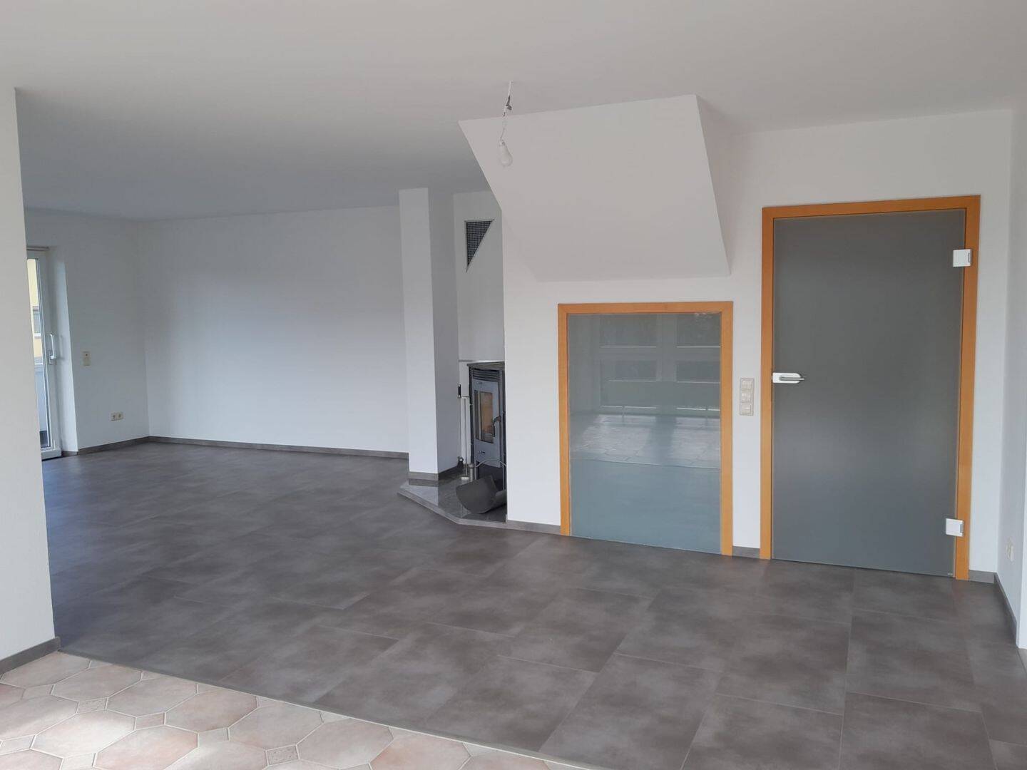 Exklusive 4,5-Zi-Mietwohnung mit EBK, Wintergarten, Holzofen, 2 Balkone, Studio & Garage in TOPLAGE!, 95632 Wunsiedel