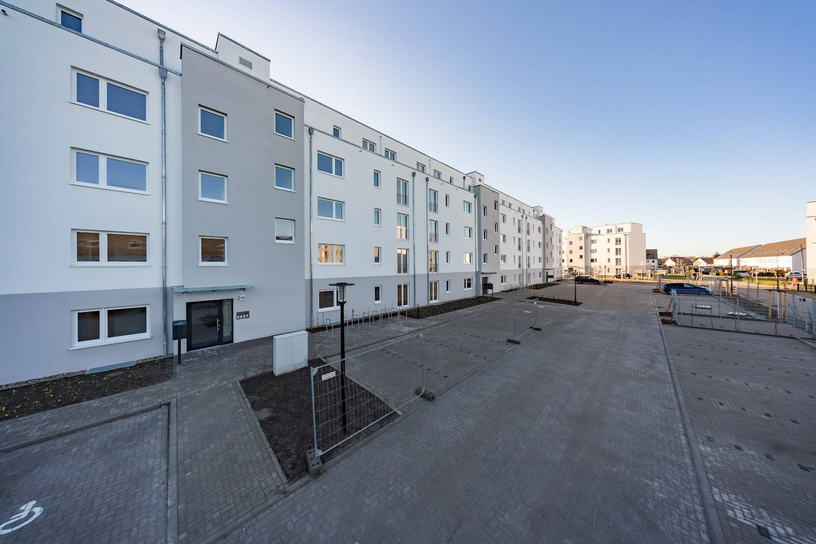 Schöne Dachgeschosswohnung mit Terrasse und Aufzug in Falkenberg demnächst neu zu vermieten, 13057 Berlin (Lichtenberg Hohenschönhausen Falkenberg Neu-Hohenschönhausen)