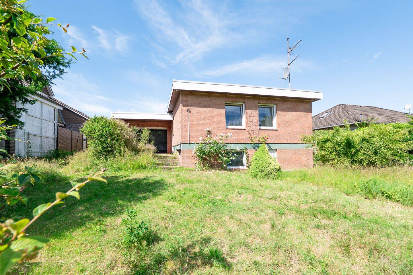Familienfreundliches Split-Level-Haus mit Kamin, Souterrain und großem Garten am Naturschutzgebiet, 21717 Fredenbeck