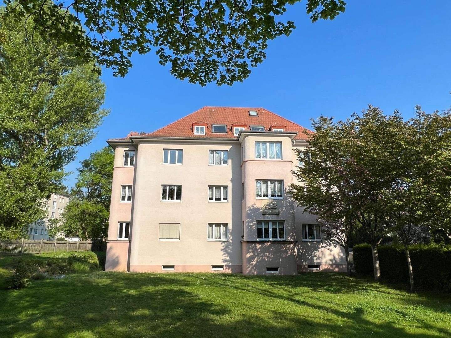 *helle und großzügige 2-Zimmer-Wohnung in ruhiger und grüner Lage*
